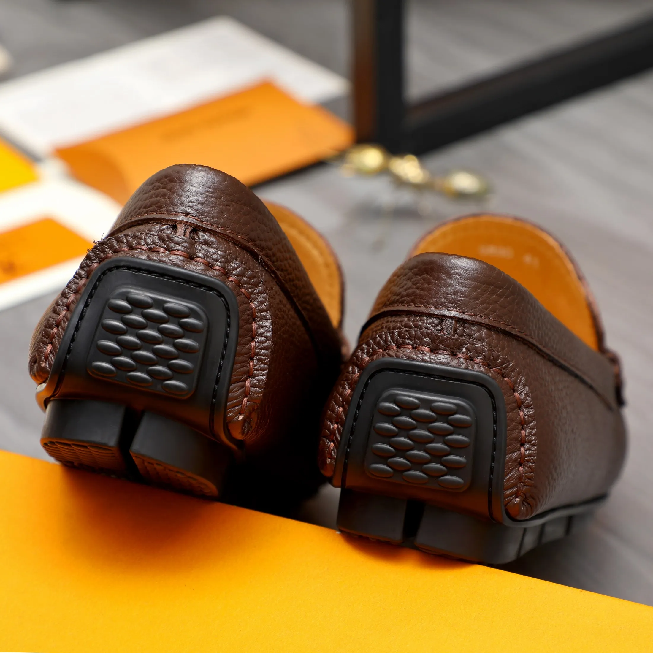Men's shoes 💰360 Product trademark: LV "Louis Vuitton" casual slip-on men's shoes Regular size: 38-45 Product material: Selected pebbled cowhide upper, pigskin lining, rubber outsole
